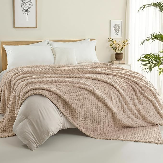 Exclusivo Mezcla Twin Size Fleece Blanket for Bed, Extra Soft Warm Decorative Fuzzy Blanket for Women, Lightweight Cozy Bedding Blankets, 60x80 Inches, Camel