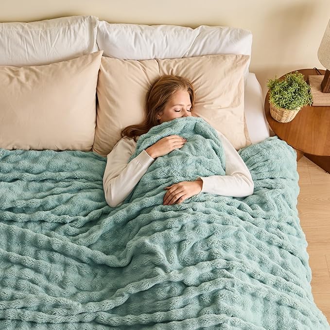 NEWCOSPLAY Queen Blanket for Couch Green Super Soft Flannel Fleece 3D Bubble Lightweight Bed Blanket All Season Use (New Sage Green, Queen(90"x90"))