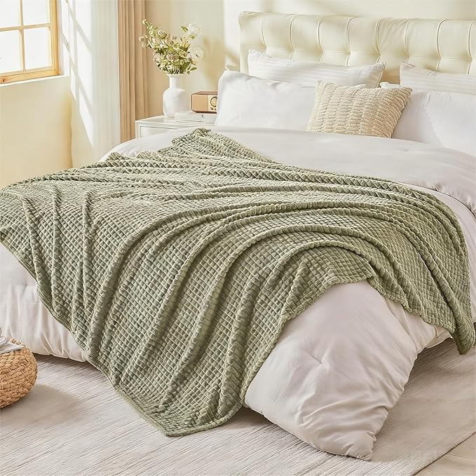 EMME Fleece Blanket, 3D Jacquard Throw Blanket for Couch and Bed, Soft Cozy and Fluffy Blankets Lightweight Luxury Flannel with Geometric Grid Design (Forest Green, 50" x 60")