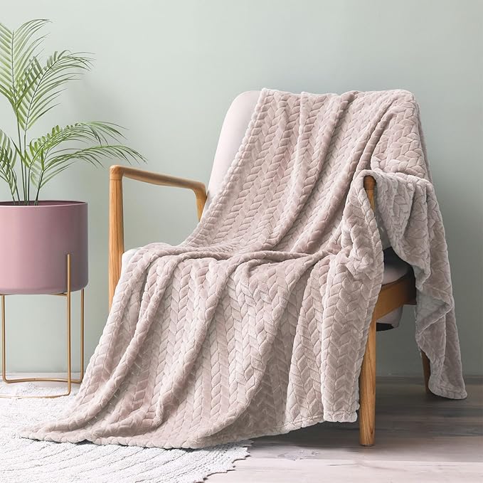 Exclusivo Mezcla Fleece Throw Blanket for Couch and Bed, 50x70 Inches Soft Cozy Jacquard Flannel Blankets, Lightweight Fuzzy Plush Warm Throws for Women,Camel