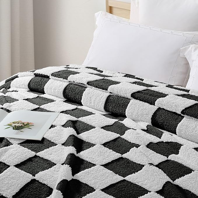 Exclusivo Mezcla Fleece Blanket Queen, Cozy Lightweight Fuzzy Checkered Blanket for Bed, Suitable for All Seasons, Black, 90" x 90"