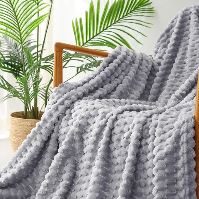 Exclusivo Mezcla Fleece Throw Blanket for Couch, Extra Large Fuzzy Light Grey Bed Blankets, Soft Cozy Plush Sofa Throws for All Seasons, 50x70 Inches