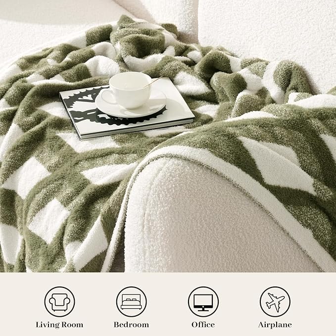Amélie Home Knit Throw Blanket for Couch, Super Soft Fuzzy Cozy Throw, Giftable Knitted Blanket for Women Men, Birthday, Sofa Bed Living Room Decor, 50" x 60", Diamond Green