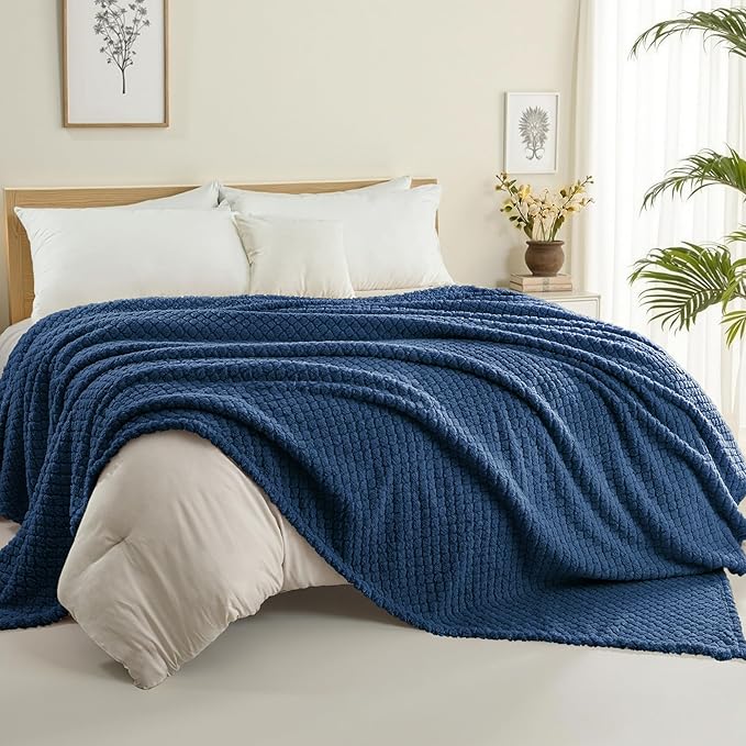 Exclusivo Mezcla King Size Fleece Blanket for Bed, Extra Soft Warm Decorative Fuzzy Blanket for Women, Lightweight Cozy Bedding Blankets, 90x104 Inches, Navy Blue