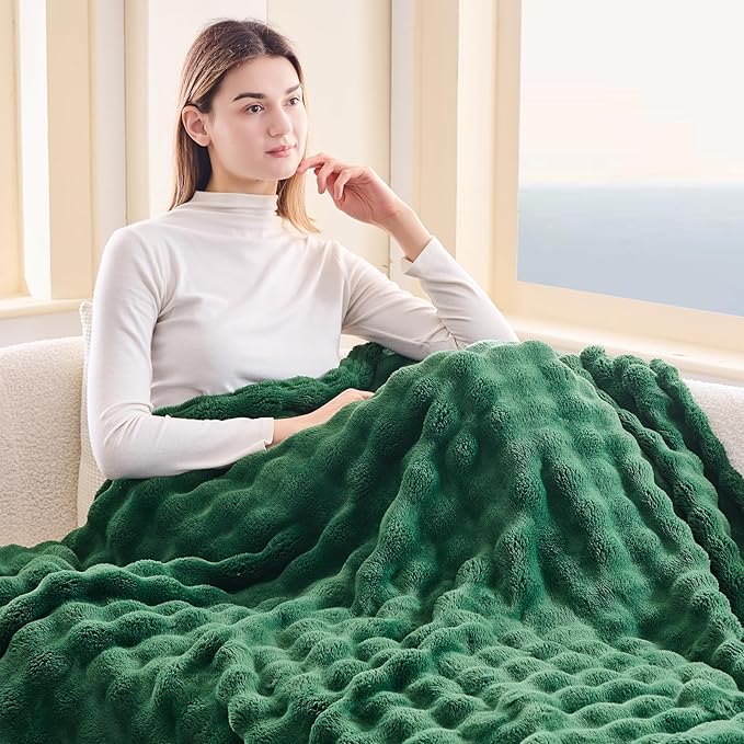 NEWCOSPLAY Throw Blanket for Couch Dark Green Super Soft Flannel Fleece 3D Bubble Lightweight Bed Blanket All Season Use (Dark Green, Throw(50"x60"))