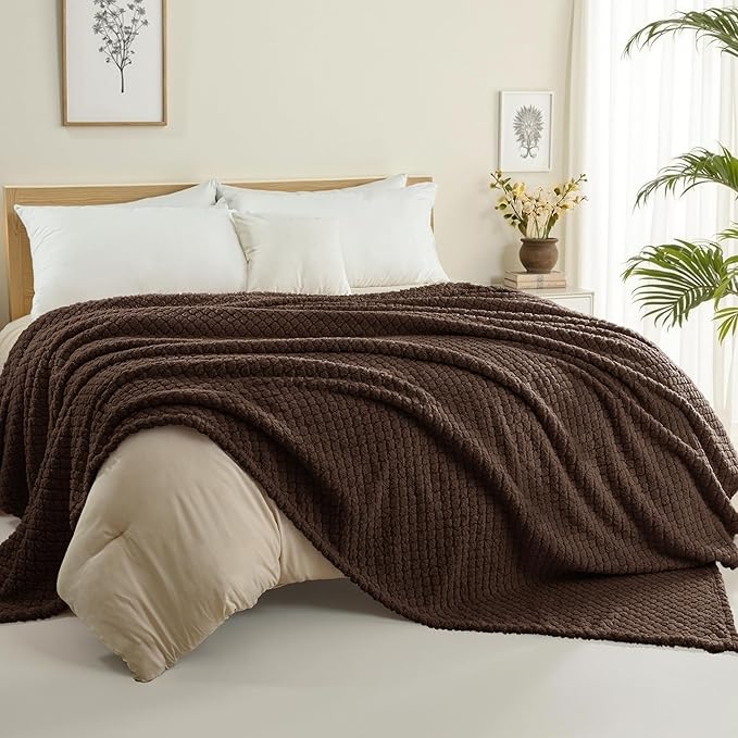Exclusivo Mezcla Twin Size Fleece Blanket for Bed, Extra Soft Warm Decorative Fuzzy Blanket for Women, Lightweight Cozy Bedding Blankets, 60x80 Inches, Coffee
