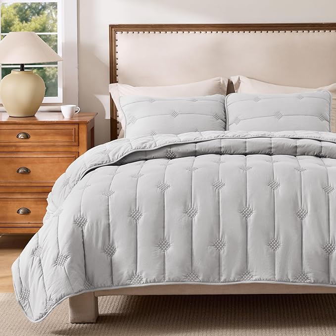 Bedsure Queen Size Quilt Sets – Ultra Soft Cloud Quilt, Lightweight Bedspread Coverlet with 2 Pillow Shams, Breathable & Cozy Bedding for All Season, Light Grey, 3 Piece (90x96 Inches)