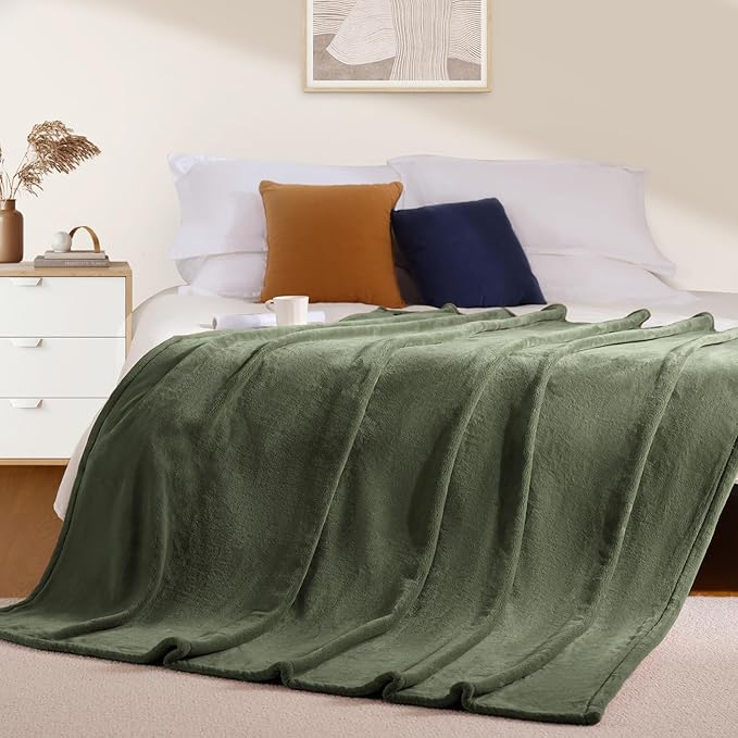 BEAUTEX Fleece Blanket King Size Super Soft Flannel Throw Blanket Lightweight Fuzzy Plush Blanket for Couch Sofa or Bed All Seasons (Olive Green, 108" x 90")