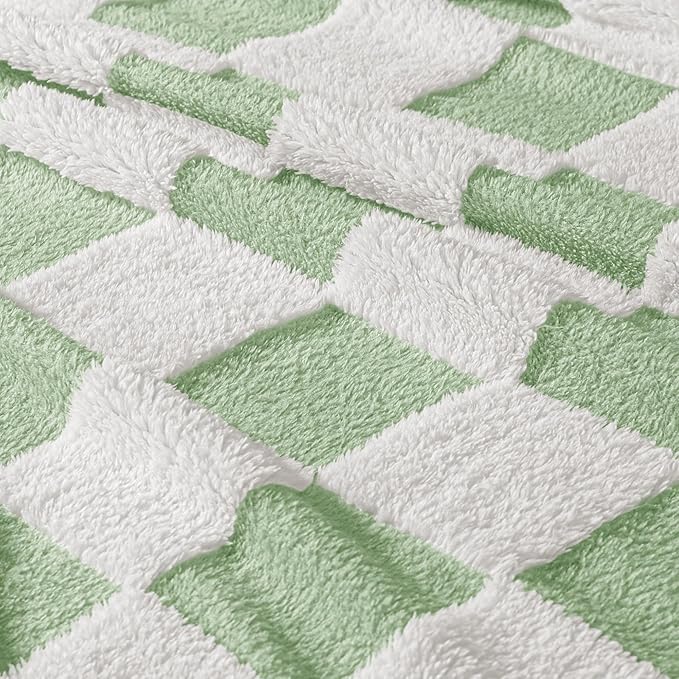 Exclusivo Mezcla Fleece Blanket King Size, Cozy Lightweight Fuzzy Checkered Blanket for Bed, Suitable for All Seasons, Sage Green, 90" x 104"