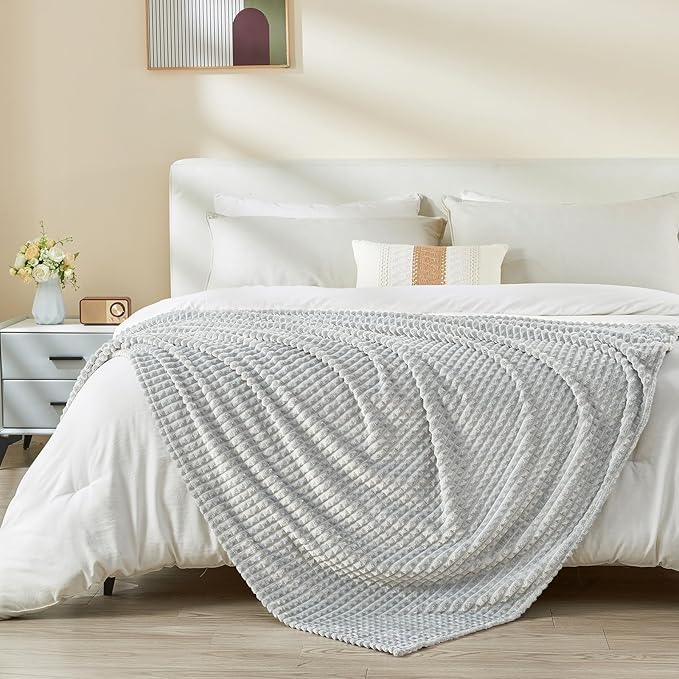EMME Fleece Throw Blanket Luxury Flannel for Couch Bed Sofa Chair, Soft, Plush, Warm and Cozy Blanket with Geometric Grid Design (Light Grey, 50'' x 60'')