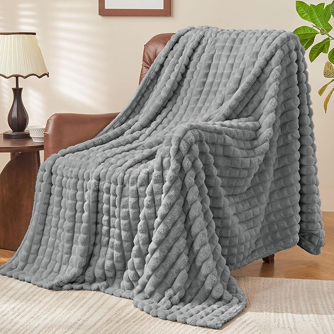 BEDELITE Grey Throw Blanket for Couch and Bed- Super Soft and Warm 3D Checkered Fluffy Fuzzy Fleece Blanket, Luxurious Plush Cozy Blanket for Room Decor Fall and Winter, 50x70 inches