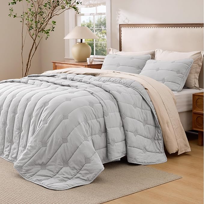 Bedsure King Size Quilt Sets – Ultra Soft Cloud Quilt, Lightweight Bedspread Coverlet with 2 Pillow Shams, Breathable & Cozy Bedding for All Season, Light Grey, 3 Piece (106x96 Inches)
