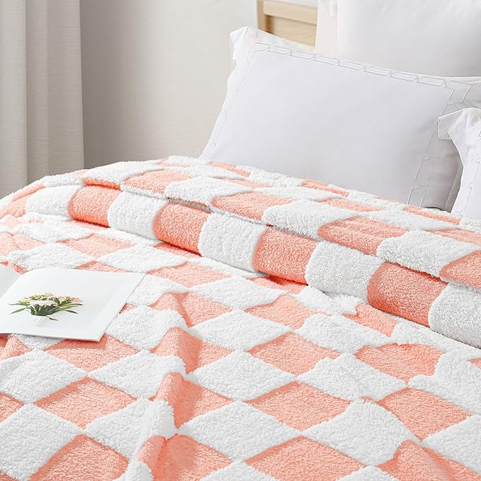Exclusivo Mezcla Fleece Blanket Queen, Cozy Lightweight Fuzzy Checkered Blanket for Bed, Suitable for All Seasons, Pink, 90" x 90"