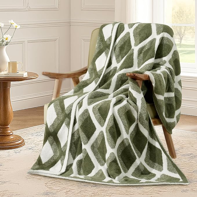 Amélie Home Knit Throw Blanket for Couch, Super Soft Fuzzy Cozy Throw, Giftable Knitted Blanket for Women Men, Birthday, Sofa Bed Living Room Decor, 50" x 60", Diamond Green