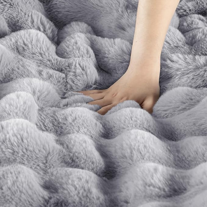 Exclusivo Mezcla Faux Fur King Size Blanket for Bed, Luxury Reversible 3D Rabbit Bubble Fuzzy Thick Sherpa Blankets for Winter, Plush Fleece Warm Cozy Bed Throw, 90x104 Inches, Light Grey