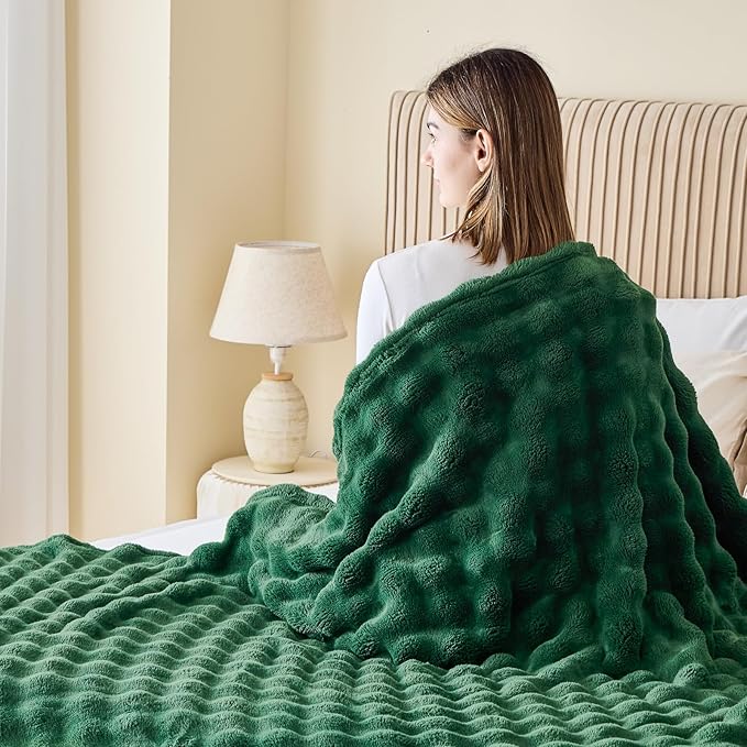NEWCOSPLAY Throw Blanket for Couch Dark Green Super Soft Flannel Fleece 3D Bubble Lightweight Bed Blanket All Season Use (Dark Green, Throw(50"x60"))