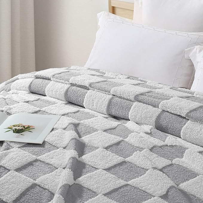 Exclusivo Mezcla Fleece Blanket Queen, Cozy Lightweight Fuzzy Checkered Blanket for Bed, Suitable for All Seasons, Light Grey, 90" x 90"