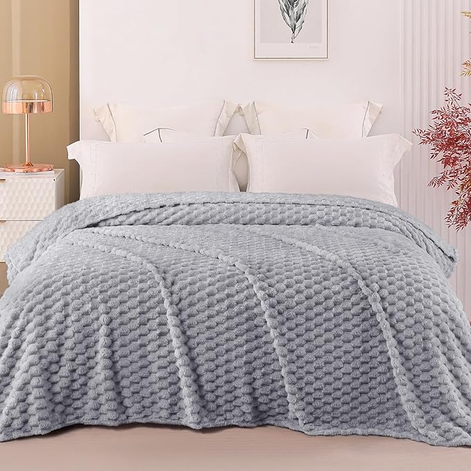 Exclusivo Mezcla Fleece King Blanket for Bed, Extra Large Fuzzy Light Grey Bed Blankets, Soft Cozy Plush Sofa Throws for All Seasons, 90x104 Inches