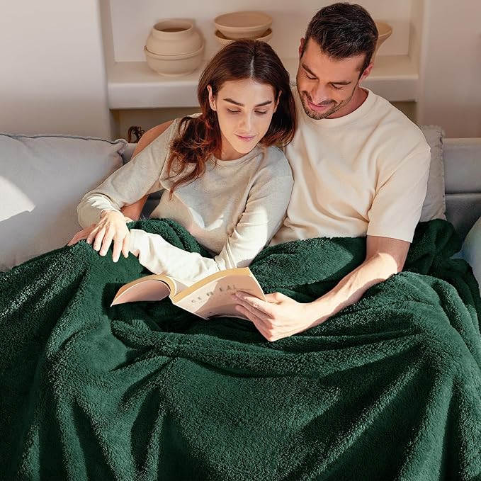 Exclusivo Mezcla Soft Fleece Throw Blanket for Couch, Super Soft Velvet Plush Fleece Blankets, Fuzzy Cozy and Warm for Winter, 50x60 Inches, Forest Green