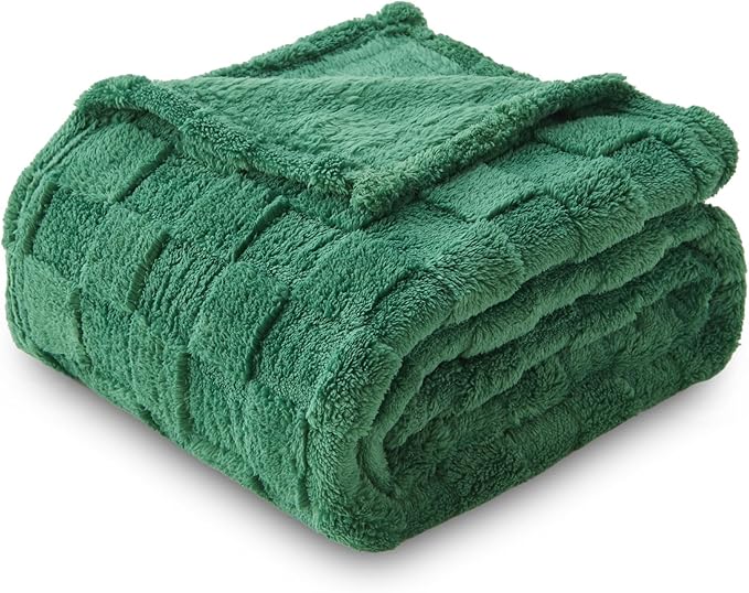 NEWCOSPLAY Super Soft Twin Blanket Dark Green Premium Silky Flannel Fleece 3D Checkered Lightweight Bed Blanket All Season Use (Dark Green Checkered, Twin(60"x80"))