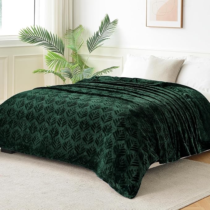 Exclusivo Mezcla Fleece Throw Blanket for Couch, Super Soft and Cozy Blankets All Season Use, Leaves Pattern, Plush Fuzzy Lightweight, Forest Green, 50x60 Inch