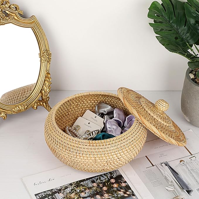 Hipiwe Round Rattan Basket Box with Lid Hand-Woven Wicker Basket Bin Tray Multi-Purpose Picnic Food Bread Storage Basket Decorative Box for Home Bathroom Shelf Organizing, Small