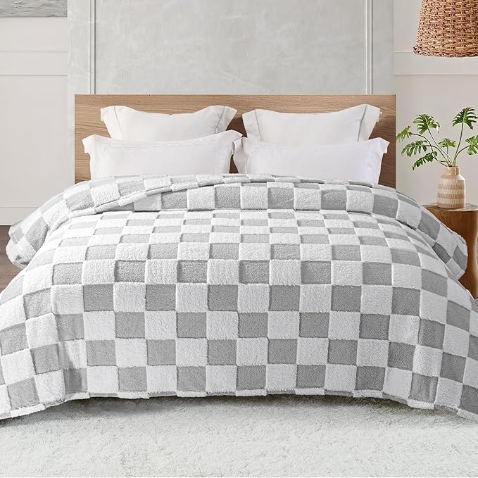 Exclusivo Mezcla Fleece Blanket Queen, Cozy Lightweight Fuzzy Checkered Blanket for Bed, Suitable for All Seasons, Light Grey, 90" x 90"