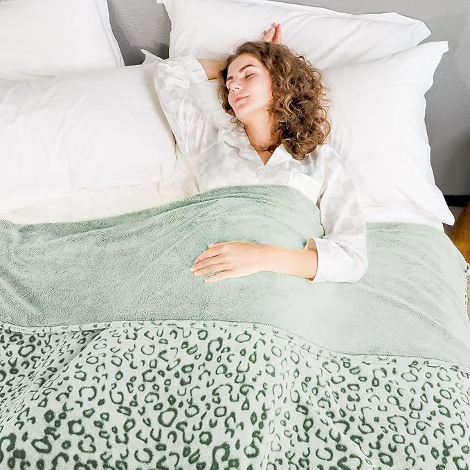 Green Leopard Print Blanket for Women, Soft Warm Cheetah Blanket, Queen Size Cozy Fleece Throw for Bed Sofa Couch, Home Decor Living Room Bedroom Decor, Mothers Day Birthday Gifts for Mom Grandma
