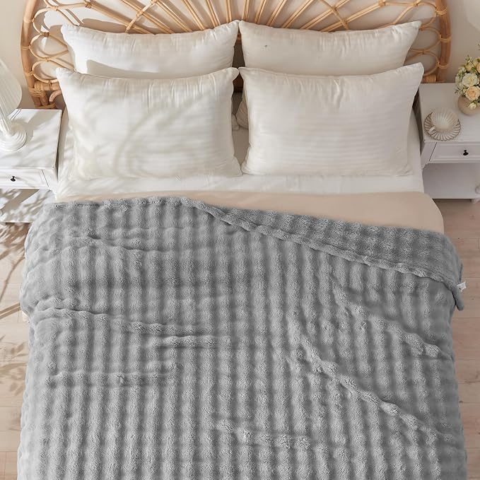 NEWCOSPLAY Queen Blanket for Couch Grey Super Soft Flannel Fleece 3D Bubble Lightweight Bed Blanket All Season Use (Grey, Queen(90"x90"))