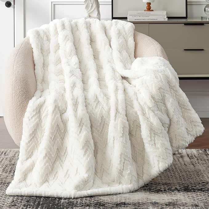 Cozy Bliss Faux Fur Textured Throw Blanket for Couch Super Soft Fuzzy Bed Blanket Gift for Women Premium 3D Ribbed Jacquard All Season Use Cream White Zigzag 50"*60"
