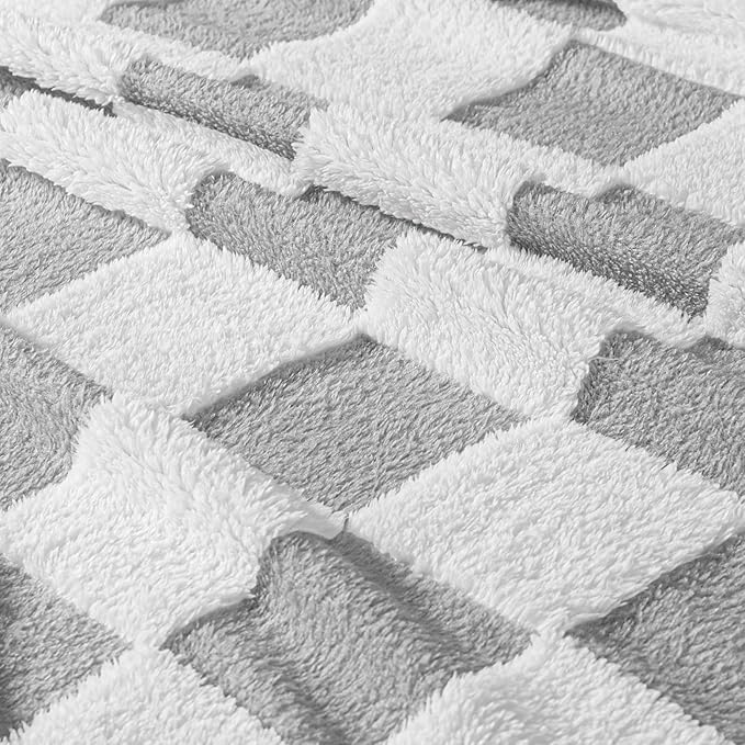 Exclusivo Mezcla Fleece Blanket Queen, Cozy Lightweight Fuzzy Checkered Blanket for Bed, Suitable for All Seasons, Light Grey, 90" x 90"