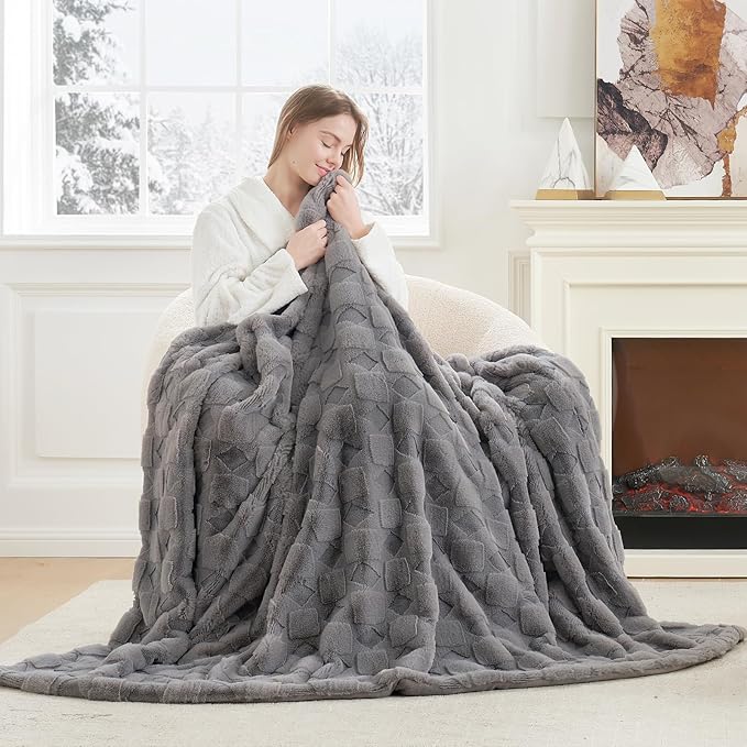 Cozy Bliss Faux Fur Textured Throw Blanket for Couch Super Soft Fuzzy Checkered Bed Blanket Gift for Women Premium 3D Geom Jacquard All Season Use Grey 50"*60"