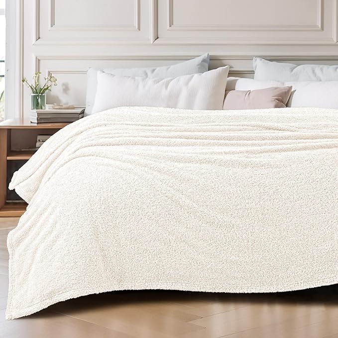 Exclusivo Mezcla Fleece King Size Bed Blanket, Ultra Soft, Lightweight and Fuzzy White Blanket for Women, Home Decor, 90x104 Inches