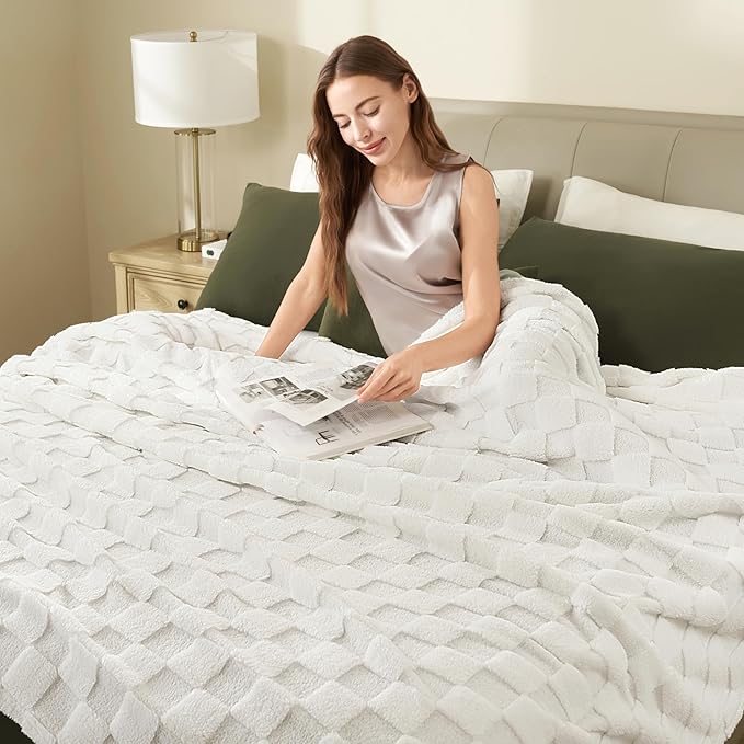 Joiedomi Queen Size Blanket for Bed, Soft White Fleece Checkered Blankets Gifts for Women Mom Girls, 280GSM Cozy Cute Soft Throw Home Room Decor Aesthetic Gifts 90x90 Inches