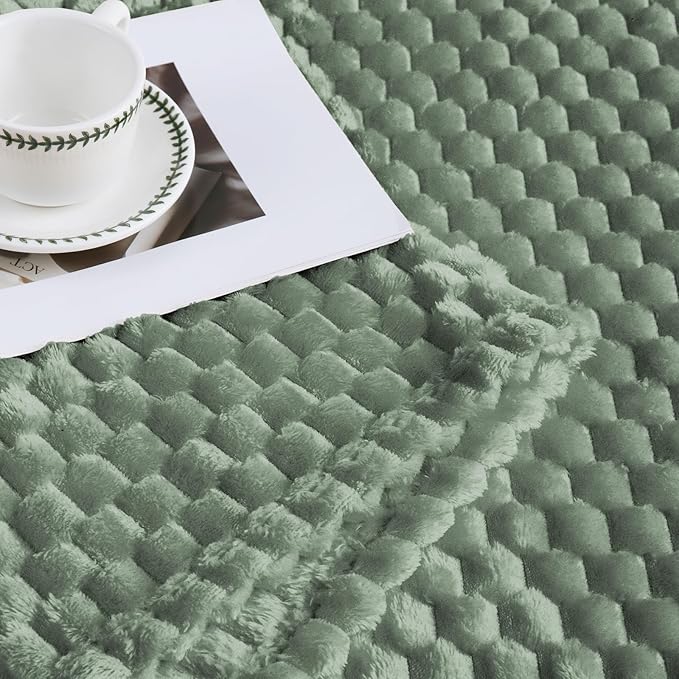 Bnuitland Sage Green Flannel Throw Oversized Blanket (King Size 108X90 inches), 300 GSM Fleece Cozy Warm Soft Home Decor Lightweight Bed Blanket for Adults,Suitable for All Seasons.