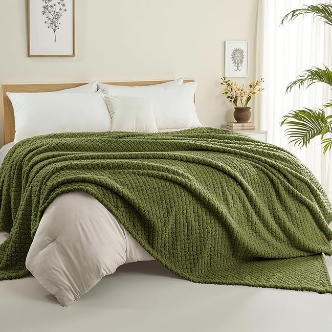 Exclusivo Mezcla Twin Size Fleece Blanket for Bed, Extra Soft Warm Decorative Fuzzy Blanket for Women, Lightweight Cozy Bedding Blankets, 60x80 Inches, Olive Green