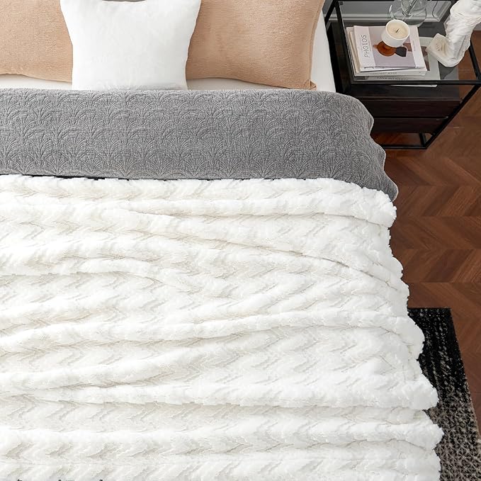 Cozy Bliss Faux Fur Textured Throw Blanket for Bed Super Soft Fuzzy Couch Blanket Gift for Women Premium 3D Ribbed Jacquard All Season Use Cream White Zigzag 60"*80"