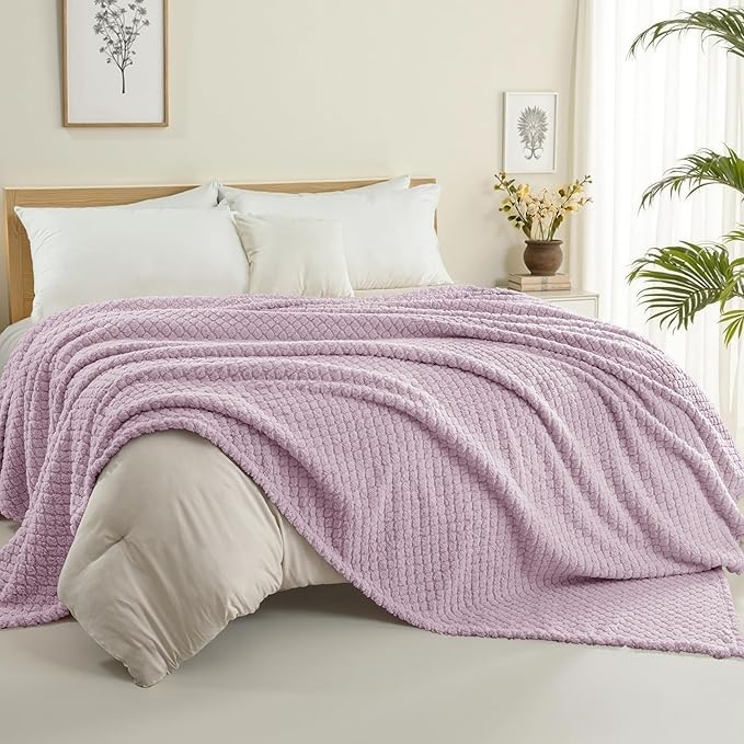 Exclusivo Mezcla King Size Fleece Blanket for Bed, Extra Soft Warm Decorative Fuzzy Blanket for Women, Lightweight Cozy Bedding Blankets, 90x104 Inches, Lilac Purple