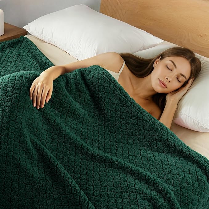 Exclusivo Mezcla Fleece Throw Blanket for Couch and Bed,Extra Soft Warm Decorative Fuzzy Throws for Women,Lightweight Cozy Blankets Size 50x60 Inches, Forest Green