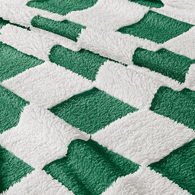 Exclusivo Mezcla Fleece Blanket King Size, Cozy Lightweight Fuzzy Checkered Blanket for Bed, Suitable for All Seasons, Green, 90" x 104"