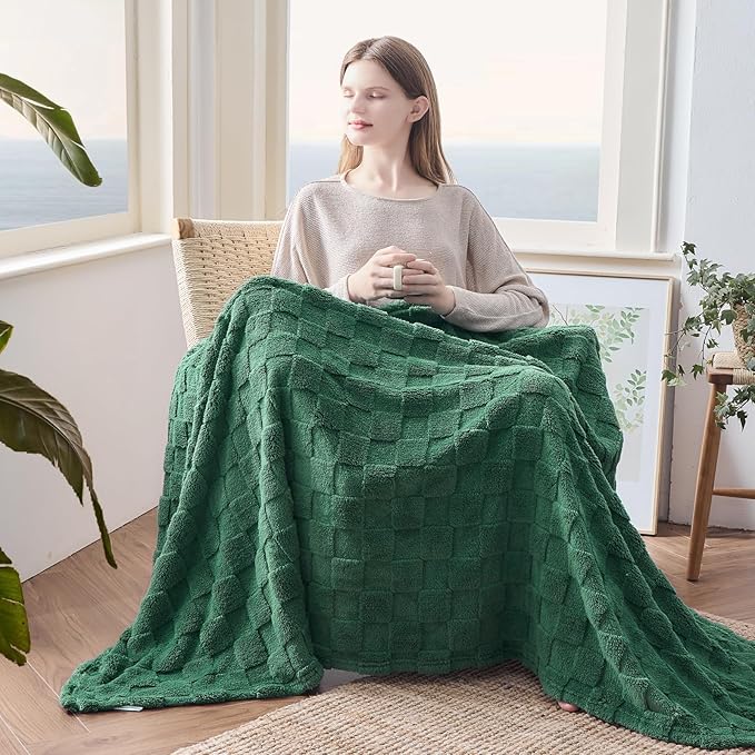 NEWCOSPLAY Super Soft Twin Blanket Dark Green Premium Silky Flannel Fleece 3D Checkered Lightweight Bed Blanket All Season Use (Dark Green Checkered, Twin(60"x80"))