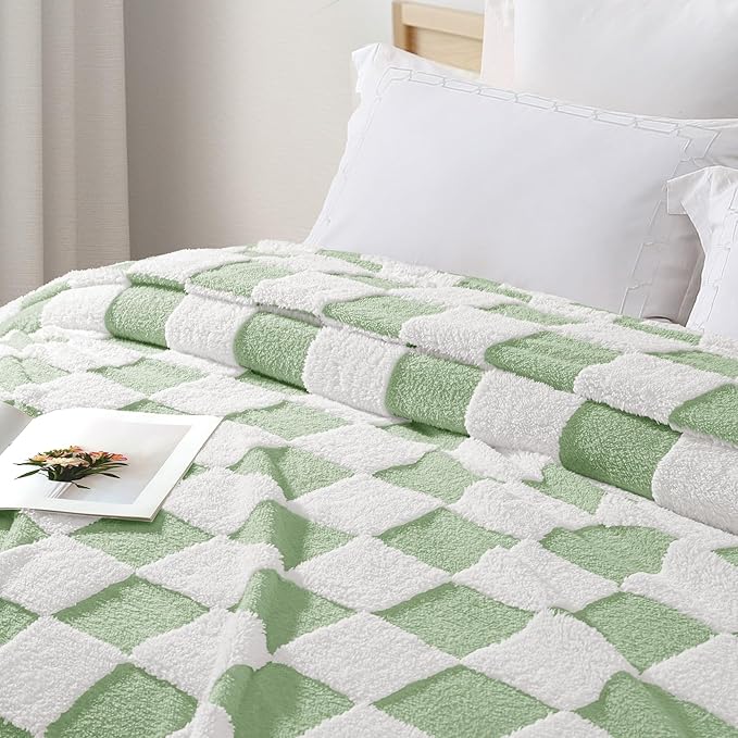 Exclusivo Mezcla Fleece Blanket King Size, Cozy Lightweight Fuzzy Checkered Blanket for Bed, Suitable for All Seasons, Sage Green, 90" x 104"