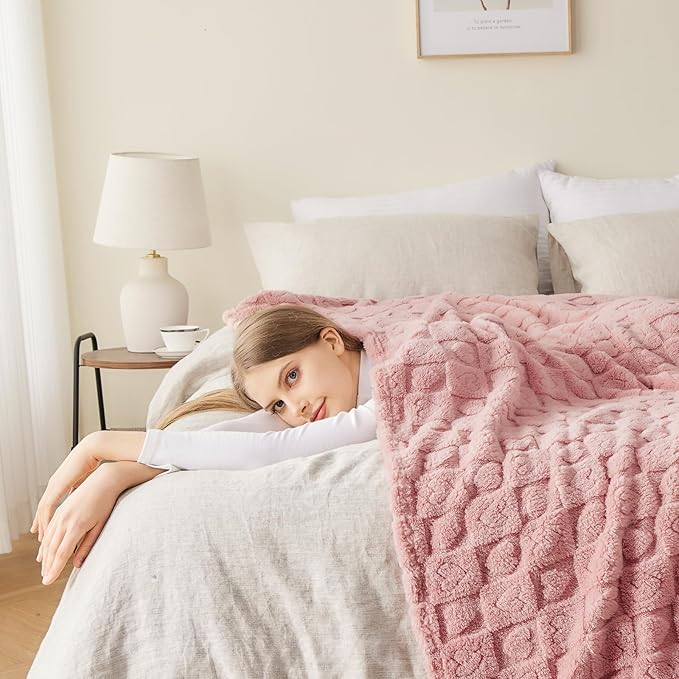 NEWCOSPLAY Super Soft King Blanket Pink Premium Silky Flannel Fleece 3D Heart Checkered Lightweight Bed Blanket All Season Use (Pink Heart, King(90"x110"))