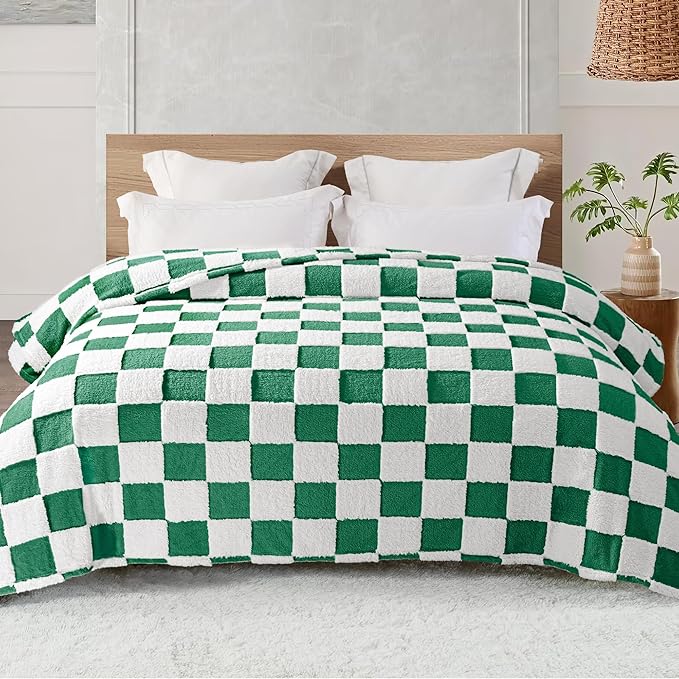 Exclusivo Mezcla Fleece Blanket King Size, Cozy Lightweight Fuzzy Checkered Blanket for Bed, Suitable for All Seasons, Green, 90" x 104"