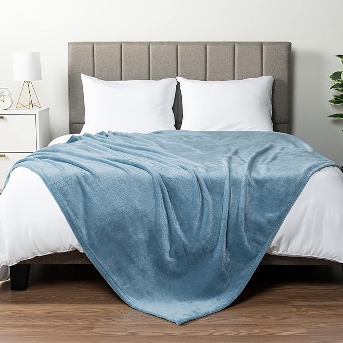 PAVILIA Dusty Blue Fleece Throw Blanket for Couch, Light Slate Blue Super Soft Fuzzy Flannel Throw for Sofa, Luxury Plush Microfiber Bed Blanket, Cozy Home Decorative Velvet Gift Blanket, 50x60