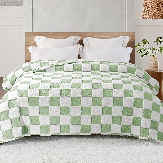 Exclusivo Mezcla Fleece Blanket King Size, Cozy Lightweight Fuzzy Checkered Blanket for Bed, Suitable for All Seasons, Sage Green, 90" x 104"