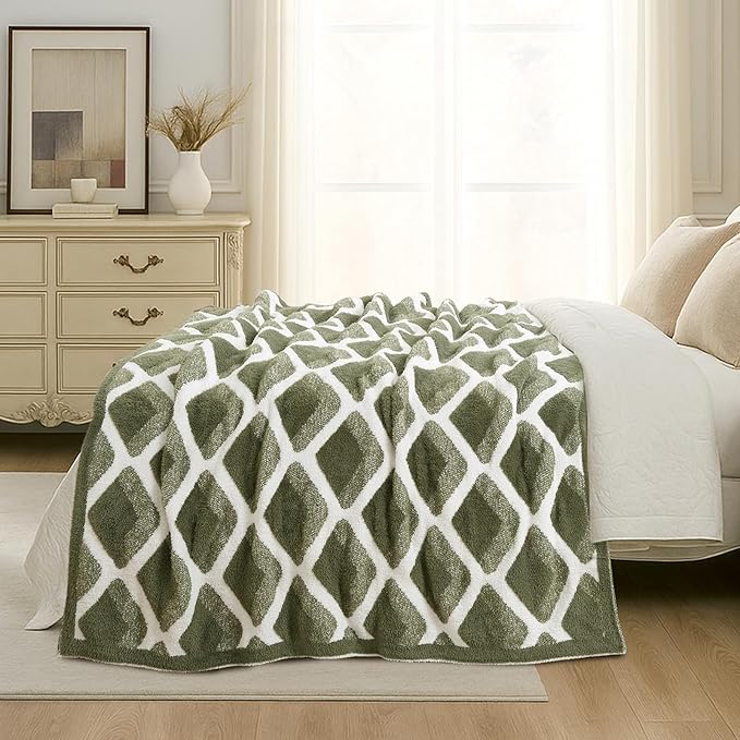 Amélie Home Knit Throw Blanket for Couch, Super Soft Fuzzy Cozy Throw, Giftable Knitted Blanket for Women Men, Birthday, Sofa Bed Living Room Decor, 50" x 60", Diamond Green
