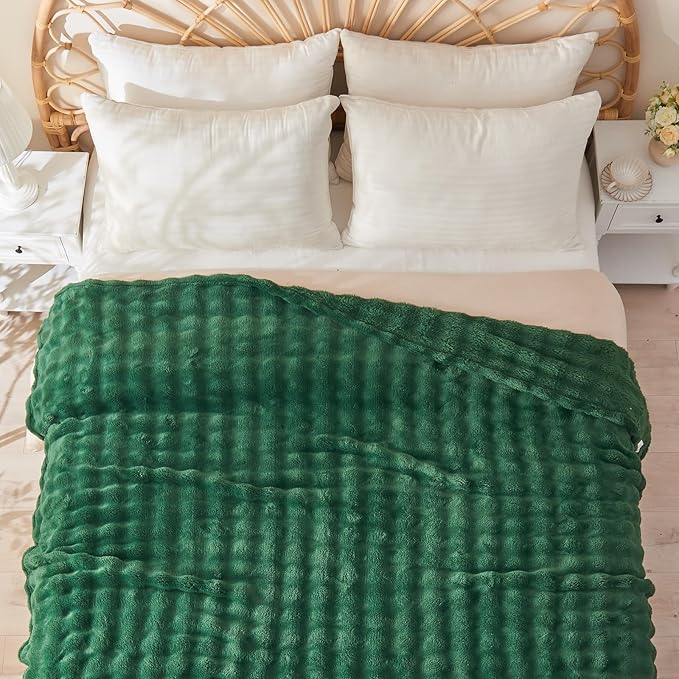 NEWCOSPLAY Queen Blanket for Couch Dark Green Super Soft Flannel Fleece 3D Bubble Lightweight Bed Blanket All Season Use (Dark Green, Queen(90"x90"))