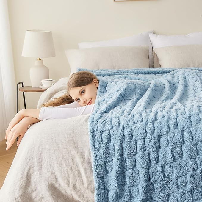 NEWCOSPLAY Super Soft Queen Blanket Blue Premium Silky Flannel Fleece 3D Heart Checkered Lightweight Bed Blanket All Season Use (Blue Heart, Queen(90"x90"))