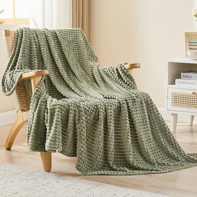 EMME Fleece Blanket, 3D Jacquard Throw Blanket for Couch and Bed, Soft Cozy and Fluffy Blankets Lightweight Luxury Flannel with Geometric Grid Design (Forest Green, 80" x 90")